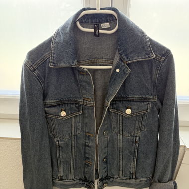 Dunkle Jeansjacke