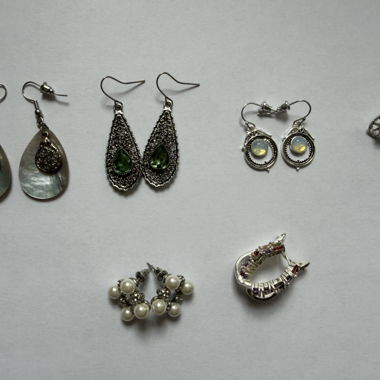 Set di orecchini e anello