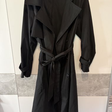 Schwarzer Trenchcoat