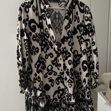 kurzes Zara Kleid mit langen Ärmeln 
