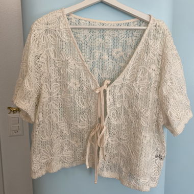 Cardigan in pizzo con nastro da annodare