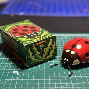 Carino scarabeo in latta vintage