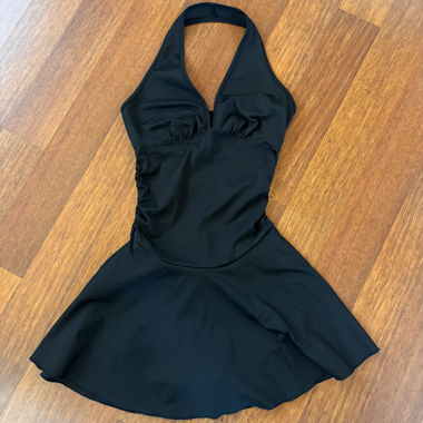 schwarzes neckholder Kleid