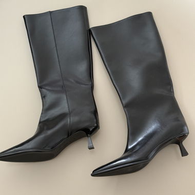 Schwarze Kunstlederstiefel mit Absatz