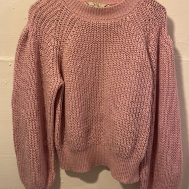 Maglione rosa lavorato a maglia con scollo rotondo