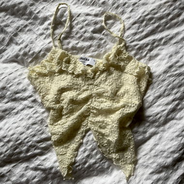 2 top in pizzo con farfalla Rita Ora x Primark