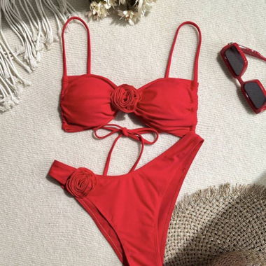 Bikini rouge avec détail de roses