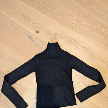 Schwarzer Pulli