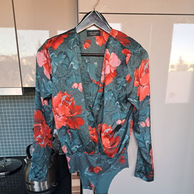 Body with shoulder pads
