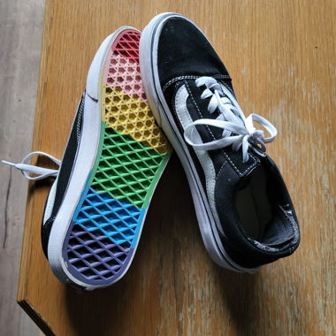 Schwarze Vans mit Regenbogen-Sohle Gr. 41