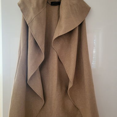 Cappotto beige senza maniche