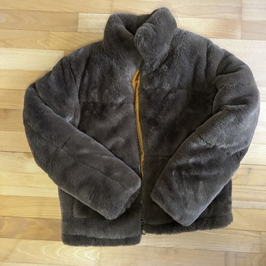 Veste d'hiver brune duveteuse