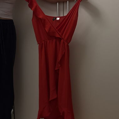 Rotes Wickelkleid