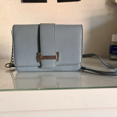 Hellblaue Umhängetasche mit Kette
