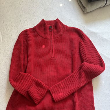 roter Strickpullover mit Kragen und RV