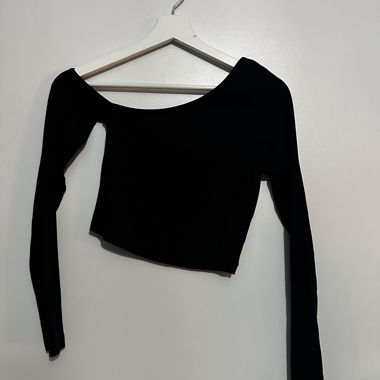 Crop top nero a maniche lunghe, spalle scoperte