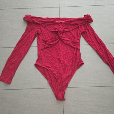 Roter Body mit freiliegenden Schultern