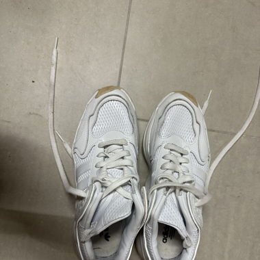 Weiße Adidas Sneakers 