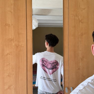 T-shirt bianco cuore rosa 