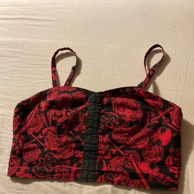 Top rouge et noire 