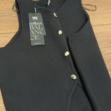 Gilet nero con bottoni