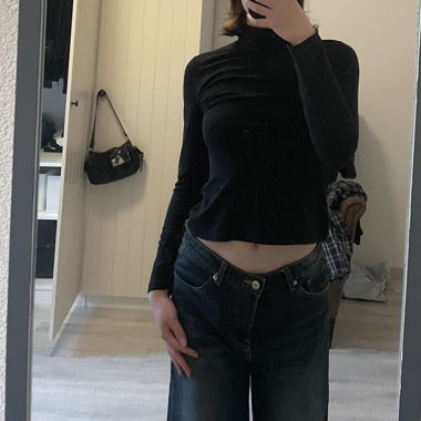 Pull col roulé léger noir