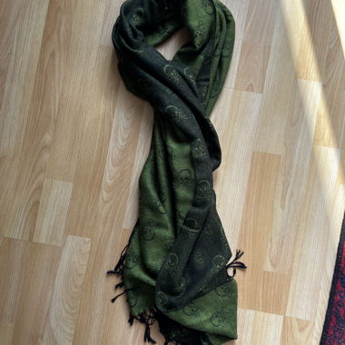 Sciarpa reversibile verde con motivo teschio