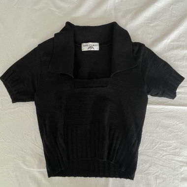 Top in maglia nero a maniche corte