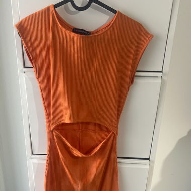 Robe orange avec découpe