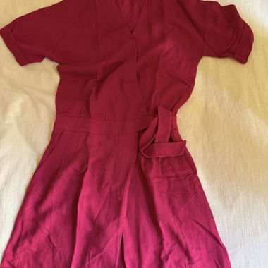 Himbeer-farbene Shorts-Uniform mit kurzen Ärmeln