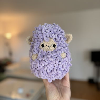 Giocattolo pecorella morbida in peluche fatto a mano all'uncinetto