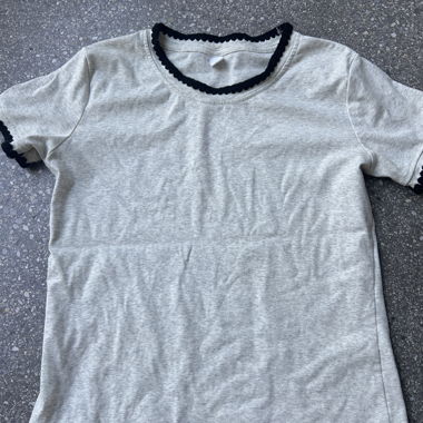 T-shirt grigio con bordino nero