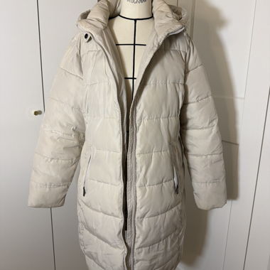Beige lange Daunenjacke Calida