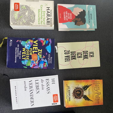 diverse Sachbücher und Romane