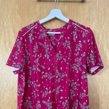rotes T-Shirt