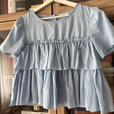 Blusa da ragazza blu con balze
