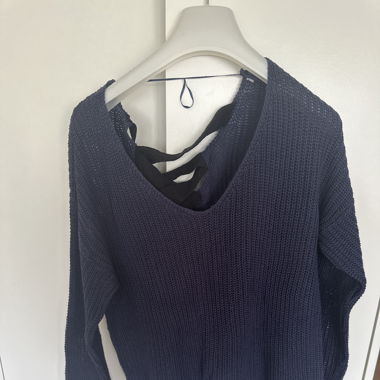 Pull ajouré bleu marine – Dos croisé ruban satiné