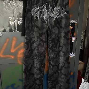 Pantaloni camo NAMED COLLECTIVE con strass
