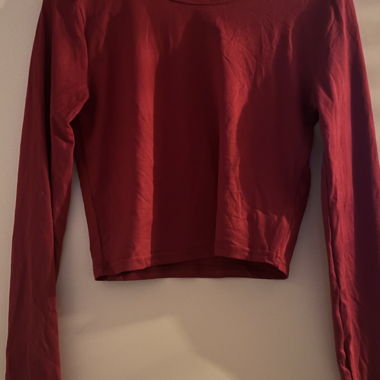 Top corto rosso a maniche lunghe