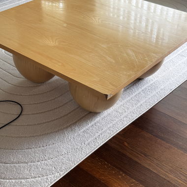 Holz-Couchtisch mit Kugelfuessen