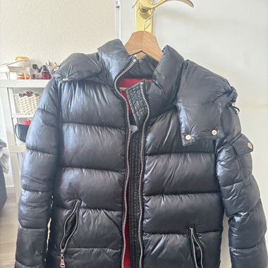 Schwarze glänzende Winterjacke 
