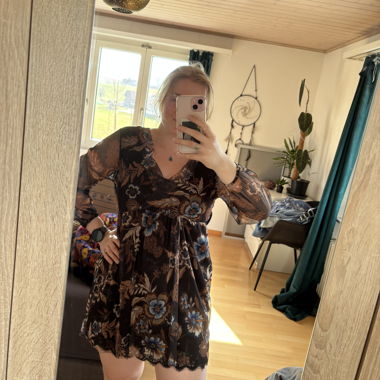 Short dress with floral pattern