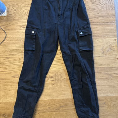 Pantalone cargo nero con tasche