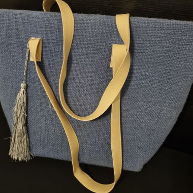 Blauer strukturierter Tote Bag mit cremefarbenen Trägern