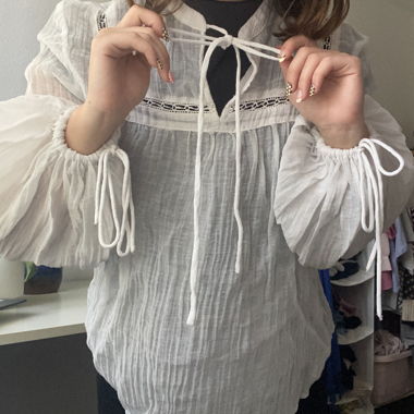 Blouse blanche en dentelle à manches ballon