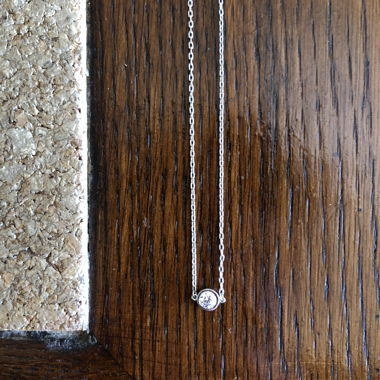 Silver-toned necklace with a brilliant rhinestone (1)