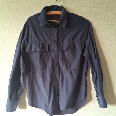 Camicia blu scuro a maniche lunghe