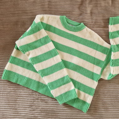 Grün/weiss gestreifter Pullover