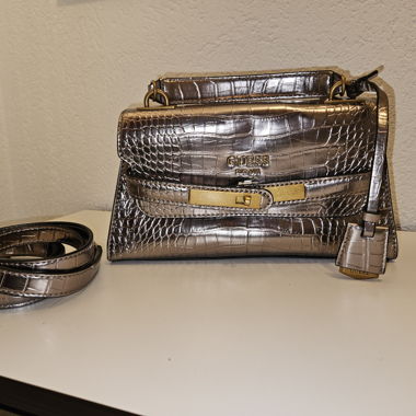 Sac bandouliere Guess effet croco mordoré 