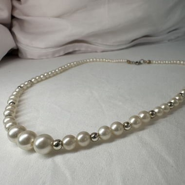 thrifted dainty perl necklace